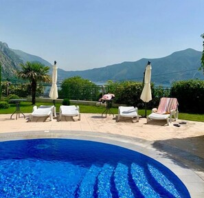 Piscina stagionale all'aperto, ombrelloni da piscina, lettini