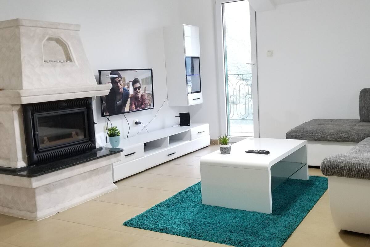 Appartamento, 2 camere da letto, vista mare | Soggiorno | TV LED