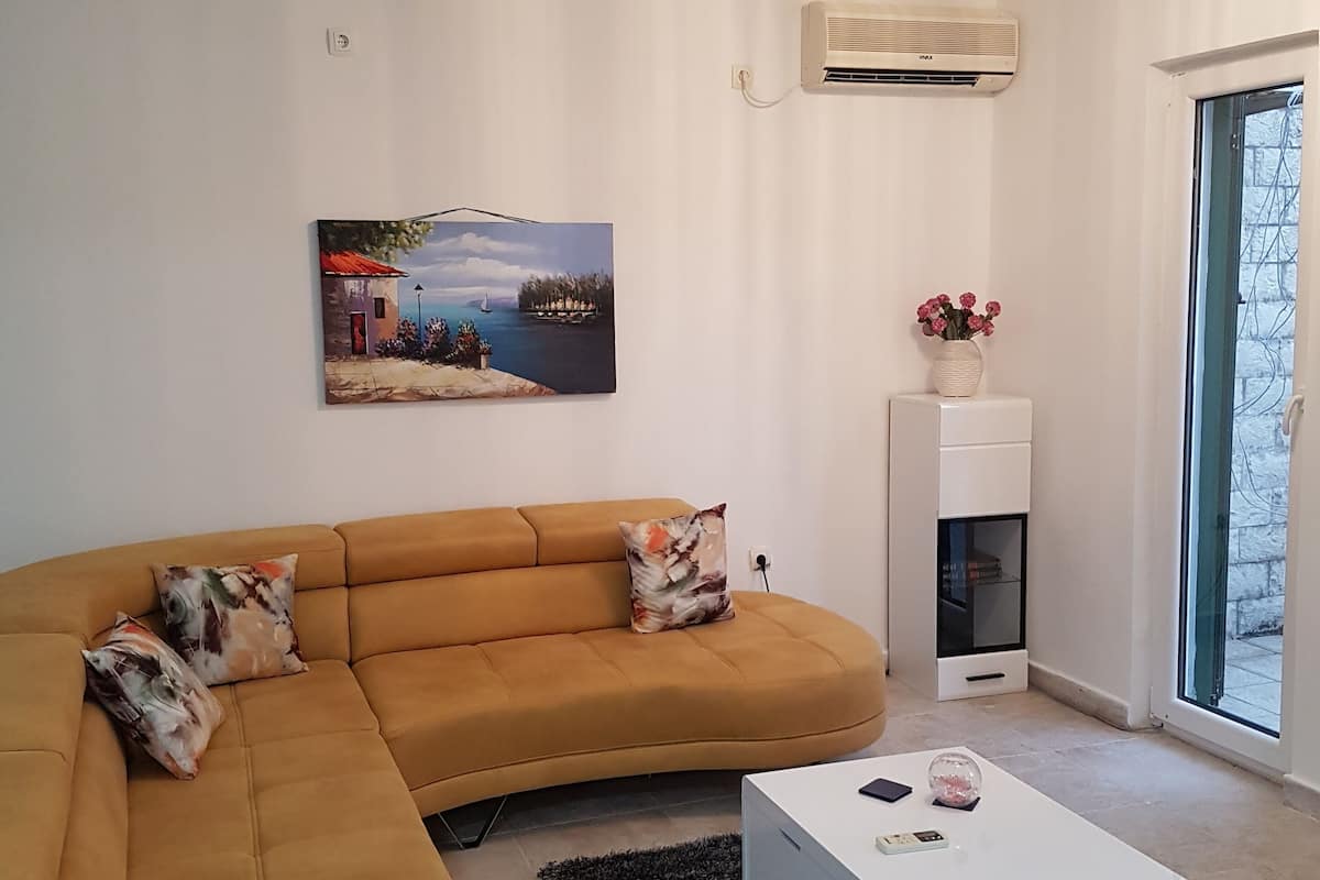Appartamento, 2 camere da letto, vista giardino | Area soggiorno | TV LED