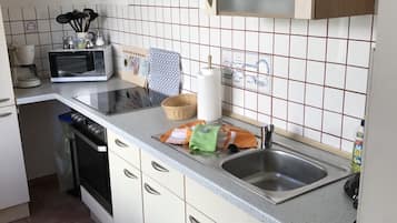 Comfort House, 2 Bedrooms | Private kitchen | Fridge, microwave, oven, stovetop