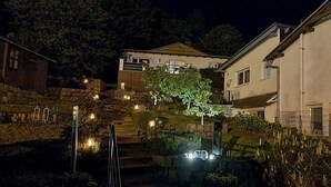 住宿正面 - 傍晚/夜晚