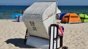 靠近海滩、白沙、免费海滩班车、沙滩椅
