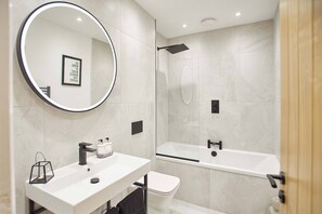 Appartement, 2 chambres | Salle de bain | Ensemble baignoire-douche, douche cascade, séchoir à cheveux