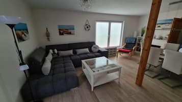 Apartment, 2 Schlafzimmer | Wohnbereich | 55-Zoll-Flachbildfernseher mit Satellitenempfang, Fernseher