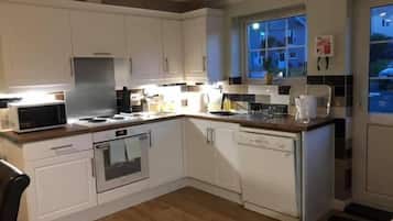 House, 4 Bedrooms | Private kitchen | Fridge, microwave, oven, dishwasher