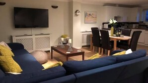 Hus, 4 soverom | Oppholdsområde | Flatskjerm-TV og DVD-spiller