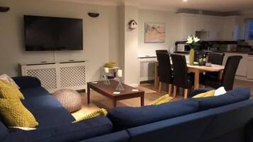 House, 4 Bedrooms | Ruang tamu | TV skrin rata, pemain DVD