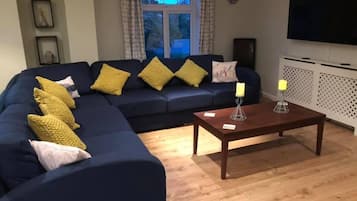 Rumah, 4 kamar tidur | Ruang keluarga | TV layar datar dan pemutar DVD