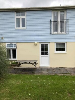 A two-story residential building with a blue exterior and a beige lower level. - Atlantic Lodge (Newquay)