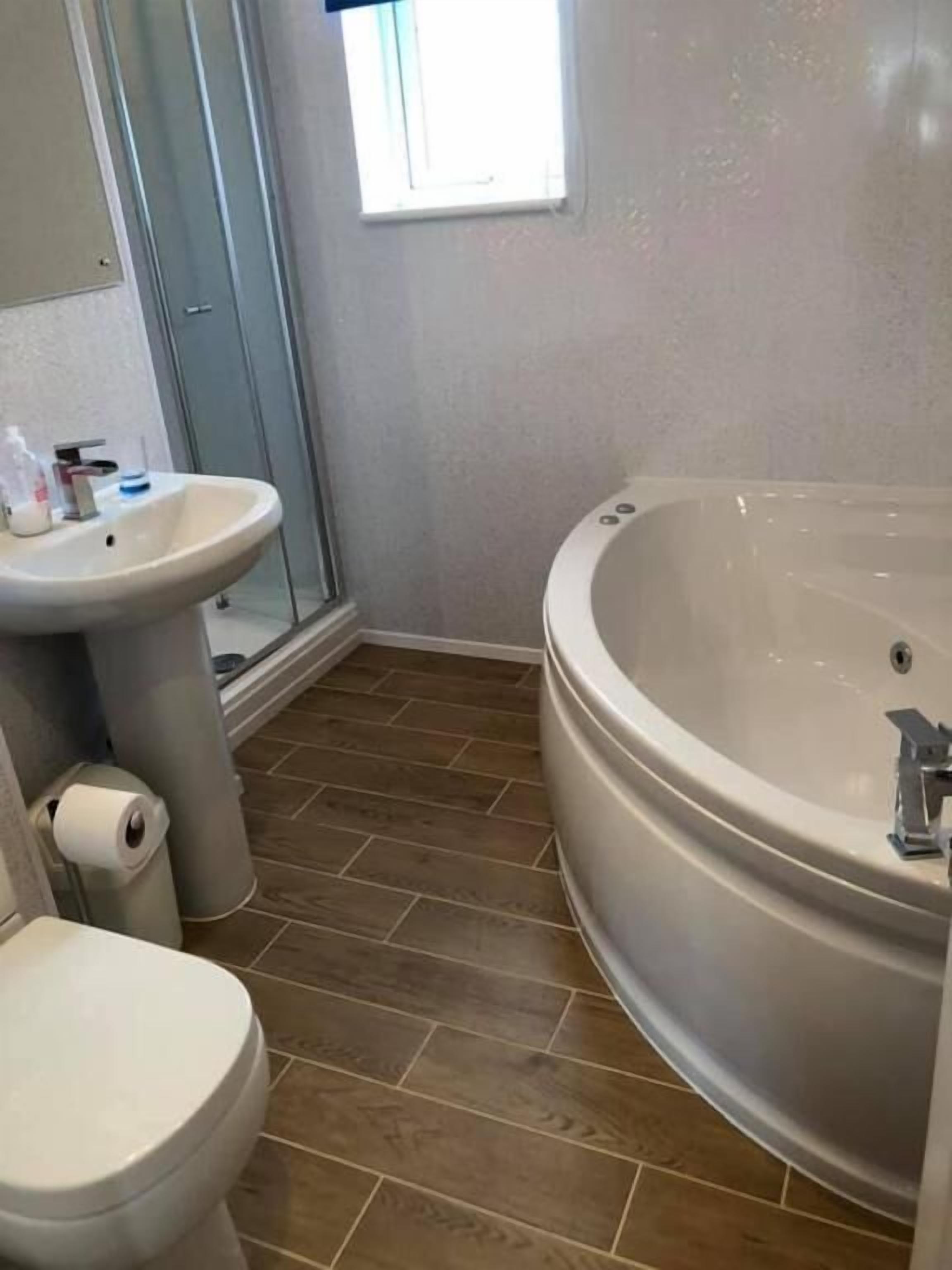 Ein Badezimmer mit Toilette, Waschbecken und Badewanne.