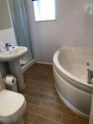Maison, 4 chambres | Salle de bain | Séchoir à cheveux, serviettes fournies, papier de toilette