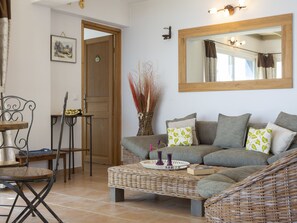 Fernseher, Kamin, DVD-Player, Bücher