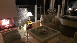Hus | Vardagsrum | 55-tums platt-tv med satellitkanaler, tv och eldstad