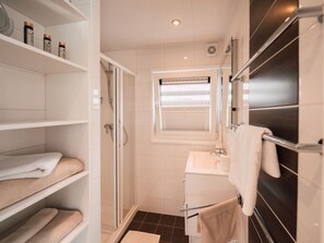Houseboat | Bathroom shower