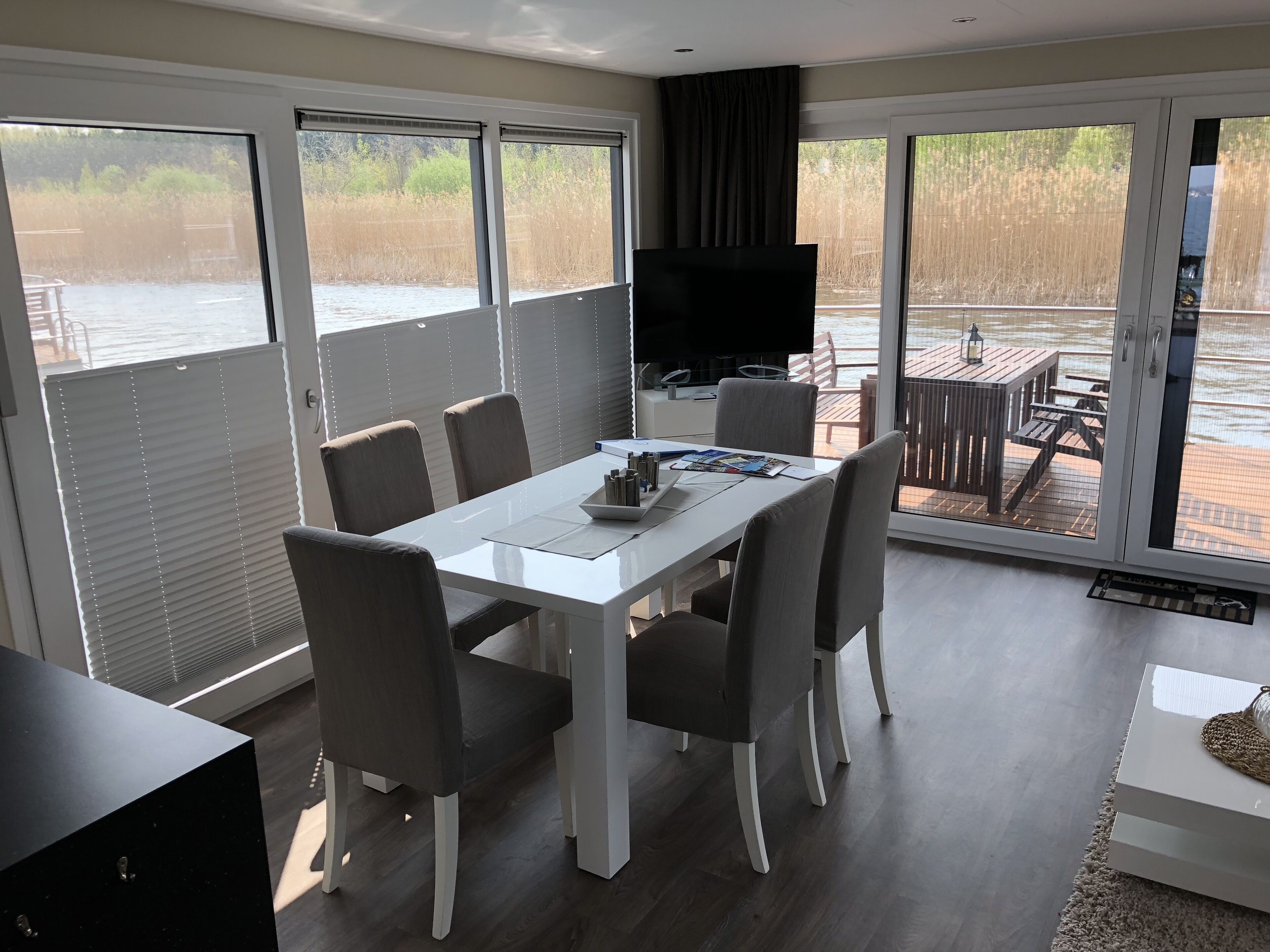 Hausboot | Essbereich im Zimmer