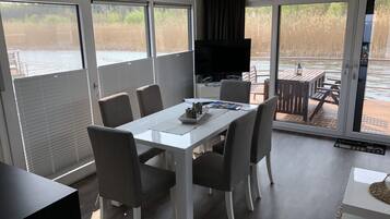 Hausboot | Essbereich im Zimmer