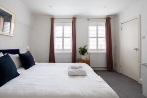 Luxury House | 4 bedrooms, iron/ironing board, free WiFi, bed sheets