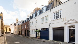 Front of property - 4 BDR Wilton Mews House By The Residences (London)
