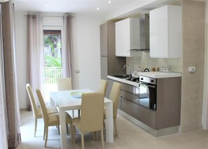 Kühlschrank, Ofen, Herdplatte, Geschirrspüler