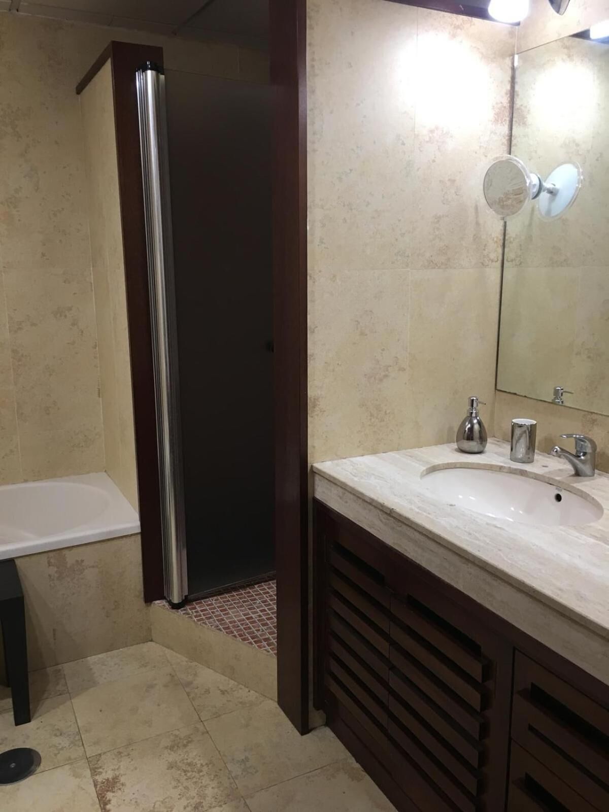 Separate bathtub and shower, free toiletries, hair dryer, bidet