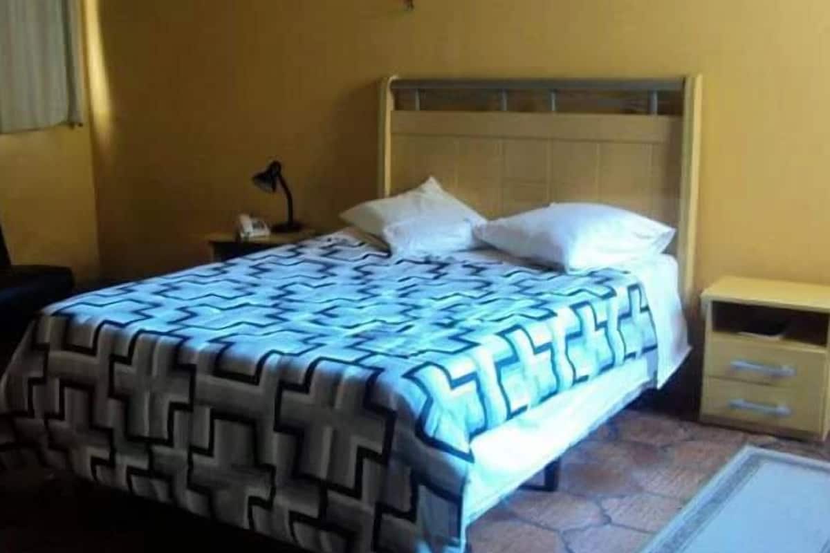 Minibar, free WiFi, bed sheets