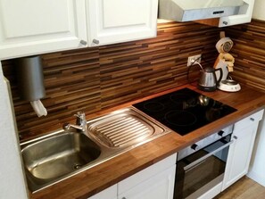 Een koelkast, een magnetron, een oven, een kookplaat