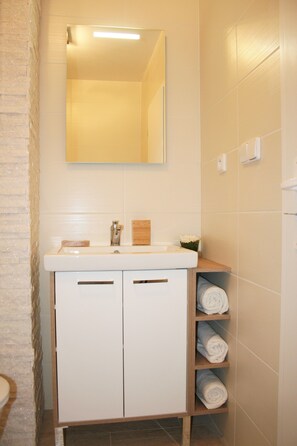 Comfort Studio | Bathroom | Shower, hair dryer, towels, soap - Apartment Lea (Prague)
