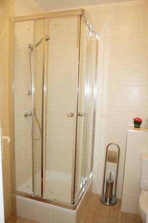 Comfort Studio | Bathroom shower - Apartment Lea (Prague)