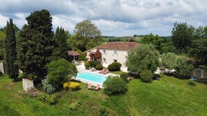 A large house with a swimming pool surrounded by lush greenery and trees. - "Paradise Found" Stunning Rural Setting - Pure Peace and Quiet 100% Guaranteed! (Ordan-Larroque)