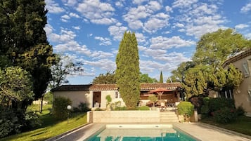 Piscine extérieure, chaises longues