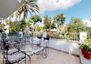 Outdoor dining - New Andalusian house (Marbella)