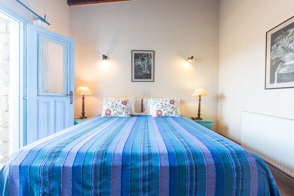 Free cots/infant beds, free WiFi, bed sheets