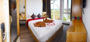 Een kluis op de kamer, een bureau, verduisterende gordijnen