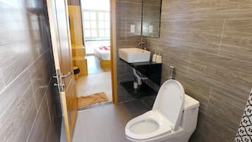 Douche, articles de toilette gratuits, sèche-cheveux, chaussons