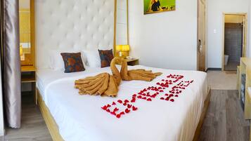 Standard-herbergi | Öryggishólf í herbergi, skrifborð, myrkratjöld/-gardínur, hljóðeinangrun