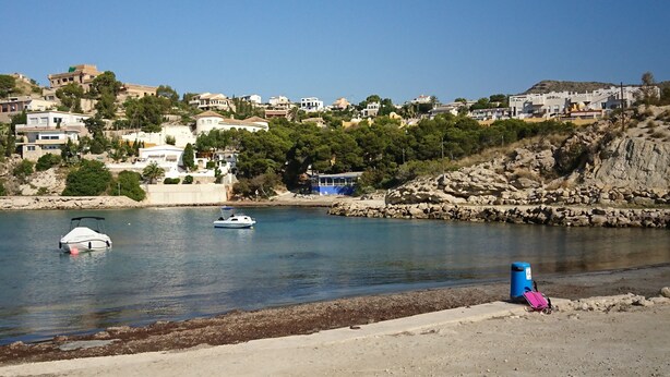 A coastal town with buildings, a boat, and a rocky shoreline. - Guesthouse -El campello-Alacant (El Campello)