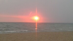 A beach with the sun setting over the ocean. - Butterfly house. Apartment in Villa. Shared swimming pool and large park (Torre del Lago Puccini)