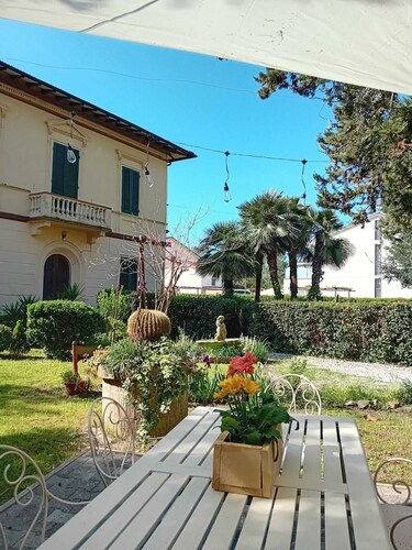 Butterfly house. Apartment in Villa. Shared swimming pool and large park