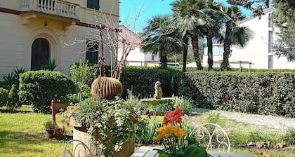 Butterfly house. Apartment in Villa. Shared swimming pool and large park