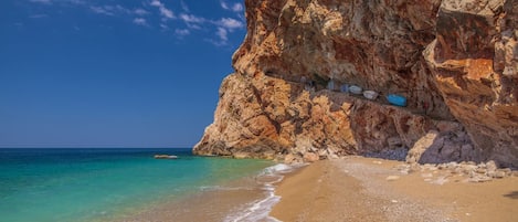 Plage à proximité, chaises longues, serviettes de plage