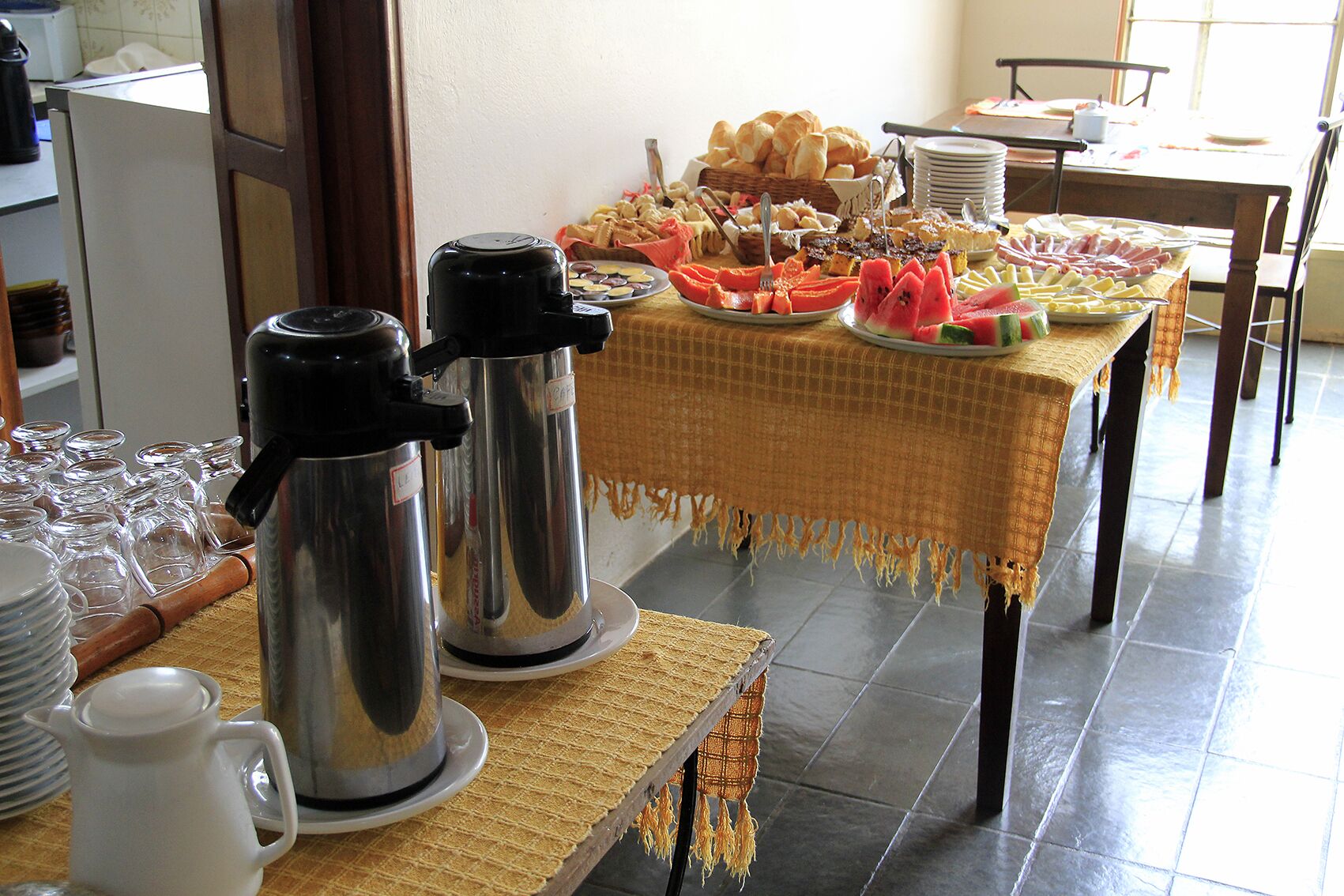 Café da manhã com buffet grátis todos os dias