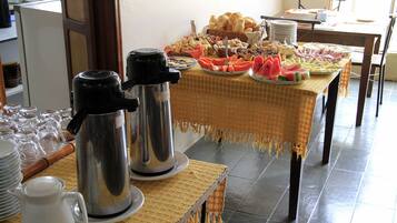 Café da manhã com buffet grátis todos os dias