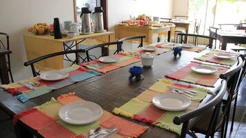 Café da manhã com buffet grátis todos os dias