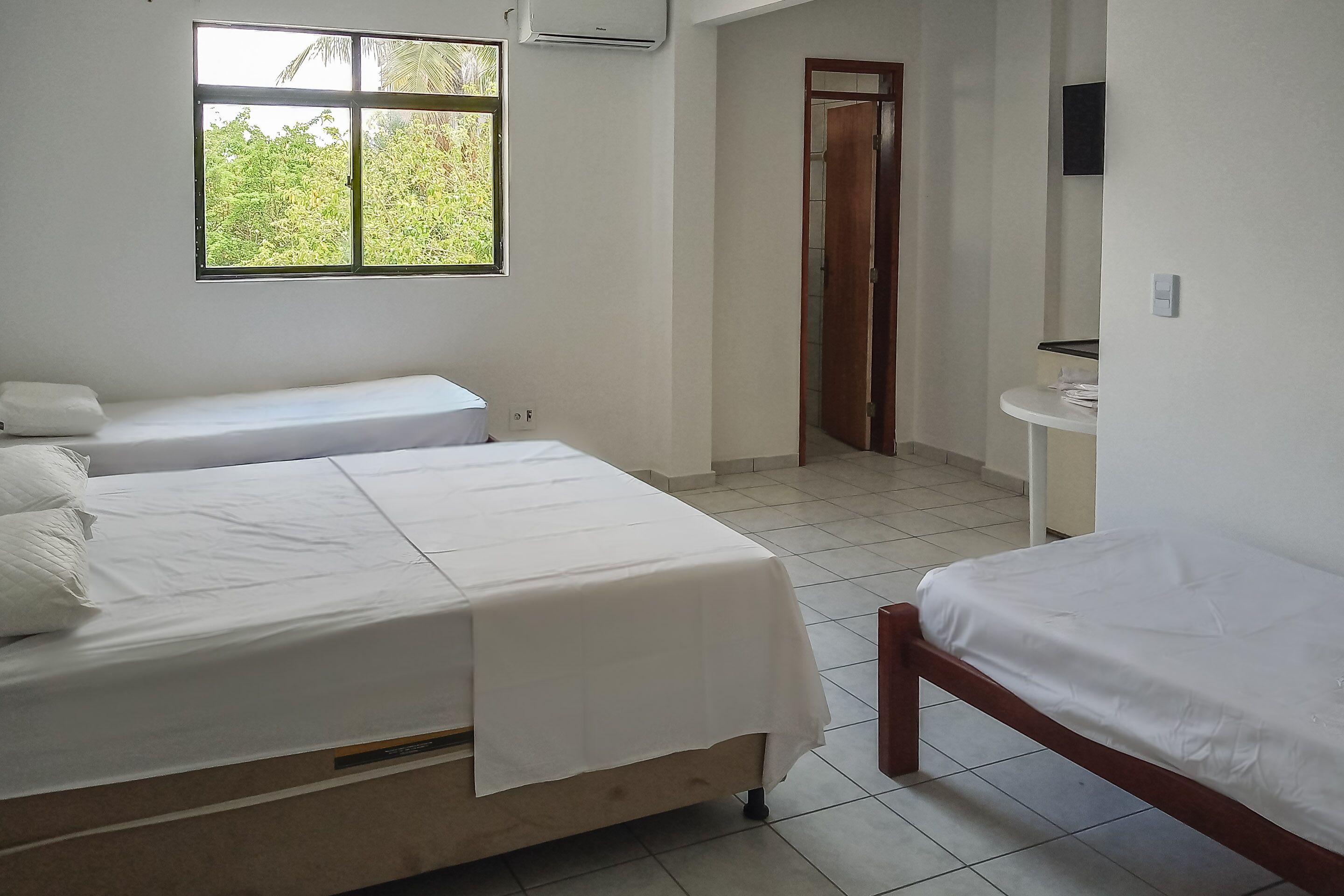 Quarto triplo, várias camas | Wi-Fi de cortesia, roupa de cama