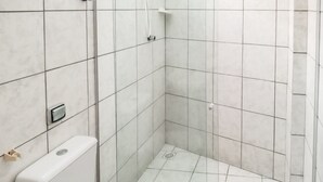 Phòng 4, nhiều giường | Phòng tắm | Buồng tắm vòi sen, khăn tắm, giấy vệ sinh 