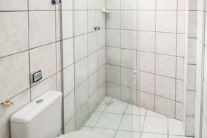 Chambre Quadruple, plusieurs lits | Salle de bain