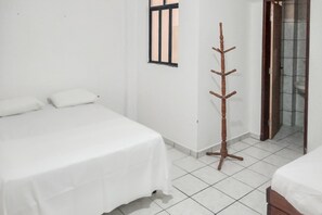 Quarto família, várias camas | Wi-Fi de cortesia, roupa de cama