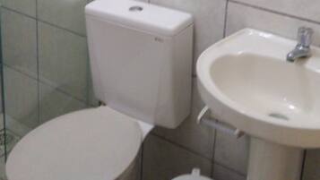 Quarto quádruplo, várias camas | Banheiro | Chuveiro, toalhas de banho, papel higiênico