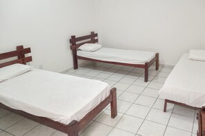 Habitación triple, 3 camas individuales | Wifi gratis y ropa de cama 