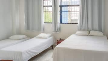 Quarto família, várias camas | Wi-Fi de cortesia, roupa de cama